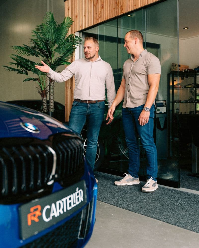 Klantgesprek in de showroom van Carteliér